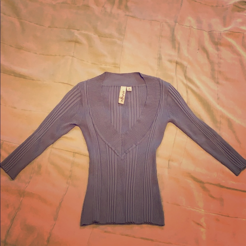 Form fitting sweater v-neck